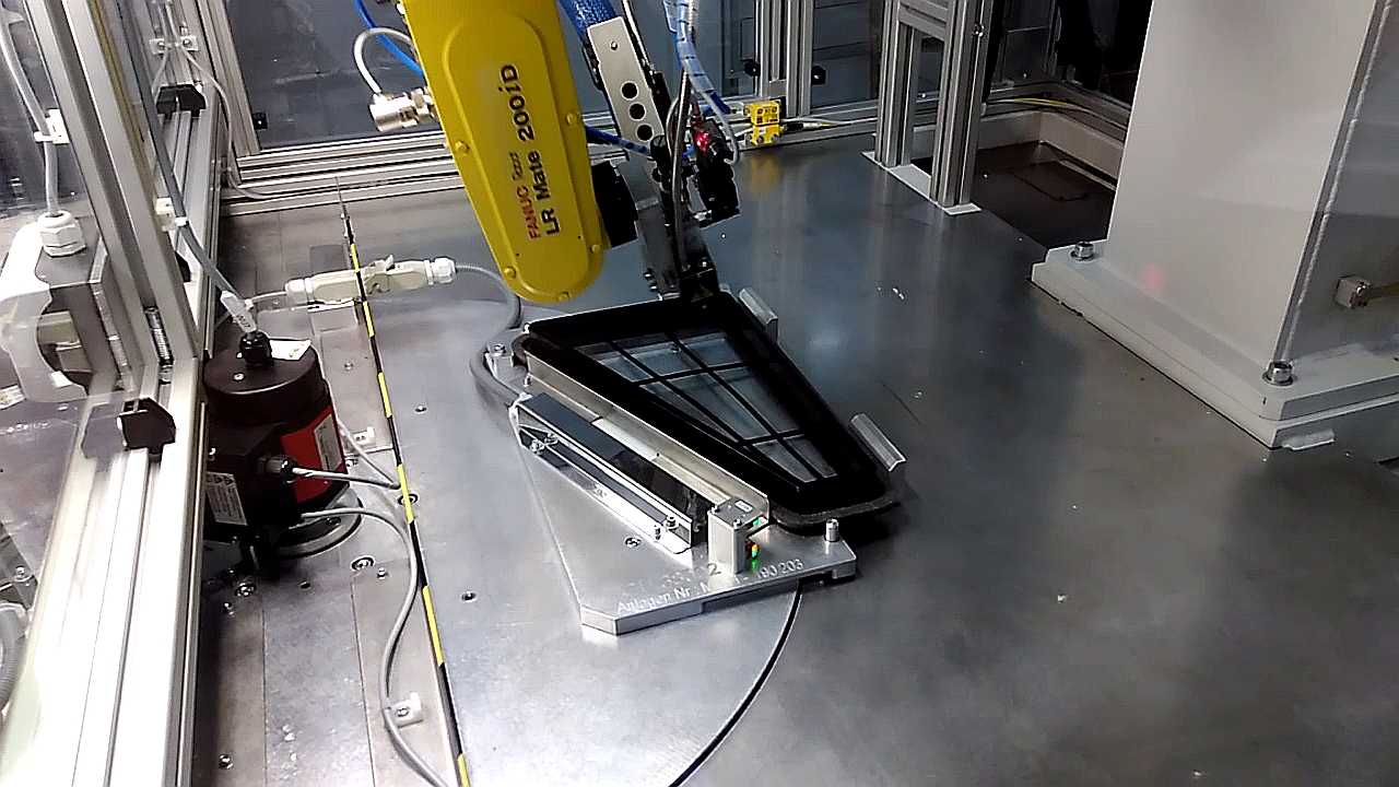 Robotické pracoviště lepení filtrů